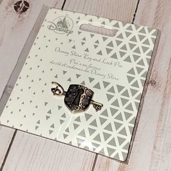 Disney Lock and Key Pin Brooch 2021 BNIB - Picture 1 of 4